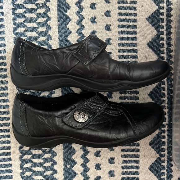 Clarks Black Leather Loafers Womens SZ 9 - Picture 2 of 7